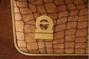 中古　GUCCI(グッチ)　Formitalia(フォルミタリア)　希少品!エレガントな雰囲気を醸し出す本革製のソファ(1人掛け、アームチェア)(定価約90万円)(R-051364)