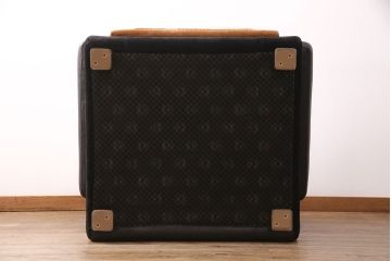 中古　GUCCI(グッチ)　Formitalia(フォルミタリア)　希少品!エレガントな雰囲気を醸し出す本革製のソファ(1人掛け、アームチェア)(定価約90万円)(R-051364)