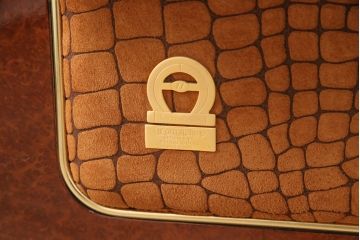 中古　GUCCI(グッチ)　Formitalia(フォルミタリア)　希少品!エレガントな雰囲気を醸し出す本革製のソファ(1人掛け、アームチェア)(定価約90万円)(R-051365)