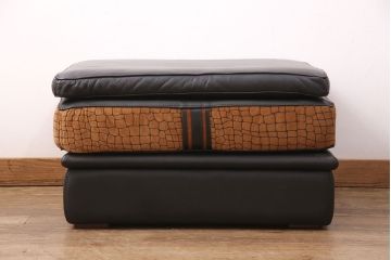 中古　GUCCI(グッチ)　Formitalia(フォルミタリア)　希少品!エレガントな雰囲気を醸し出す本革製のオットマン(1人掛けソファ、椅子、スツール)(定価約44万円)(R-051366)