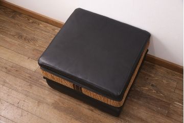 中古　GUCCI(グッチ)　Formitalia(フォルミタリア)　希少品!エレガントな雰囲気を醸し出す本革製のオットマン(1人掛けソファ、椅子、スツール)(定価約44万円)(R-051366)