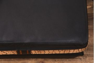 中古　GUCCI(グッチ)　Formitalia(フォルミタリア)　希少品!エレガントな雰囲気を醸し出す本革製のオットマン(1人掛けソファ、椅子、スツール)(定価約44万円)(R-051366)