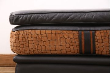 中古　GUCCI(グッチ)　Formitalia(フォルミタリア)　希少品!エレガントな雰囲気を醸し出す本革製のオットマン(1人掛けソファ、椅子、スツール)(定価約44万円)(R-051366)