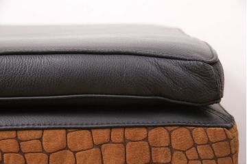 中古　GUCCI(グッチ)　Formitalia(フォルミタリア)　希少品!エレガントな雰囲気を醸し出す本革製のオットマン(1人掛けソファ、椅子、スツール)(定価約44万円)(R-051366)