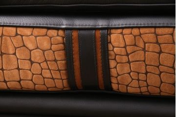 中古　GUCCI(グッチ)　Formitalia(フォルミタリア)　希少品!エレガントな雰囲気を醸し出す本革製のオットマン(1人掛けソファ、椅子、スツール)(定価約44万円)(R-051366)