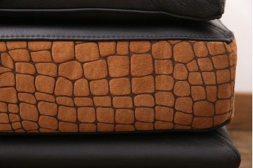 中古　GUCCI(グッチ)　Formitalia(フォルミタリア)　希少品!エレガントな雰囲気を醸し出す本革製のオットマン(1人掛けソファ、椅子、スツール)(定価約44万円)(R-051366)