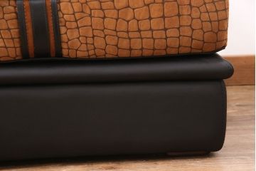 中古　GUCCI(グッチ)　Formitalia(フォルミタリア)　希少品!エレガントな雰囲気を醸し出す本革製のオットマン(1人掛けソファ、椅子、スツール)(定価約44万円)(R-051366)