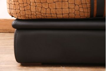 中古　GUCCI(グッチ)　Formitalia(フォルミタリア)　希少品!エレガントな雰囲気を醸し出す本革製のオットマン(1人掛けソファ、椅子、スツール)(定価約44万円)(R-051366)