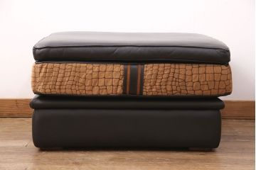 中古　GUCCI(グッチ)　Formitalia(フォルミタリア)　希少品!エレガントな雰囲気を醸し出す本革製のオットマン(1人掛けソファ、椅子、スツール)(定価約44万円)(R-051366)