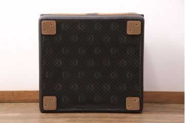中古　GUCCI(グッチ)　Formitalia(フォルミタリア)　希少品!エレガントな雰囲気を醸し出す本革製のオットマン(1人掛けソファ、椅子、スツール)(定価約44万円)(R-051366)