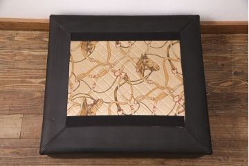 中古　GUCCI(グッチ)　Formitalia(フォルミタリア)　希少品!エレガントな雰囲気を醸し出す本革製のオットマン(1人掛けソファ、椅子、スツール)(定価約44万円)(R-051366)