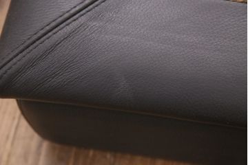 中古　GUCCI(グッチ)　Formitalia(フォルミタリア)　希少品!エレガントな雰囲気を醸し出す本革製のオットマン(1人掛けソファ、椅子、スツール)(定価約44万円)(R-051366)