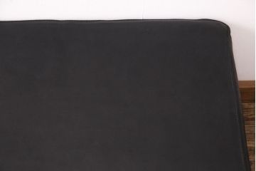 中古　GUCCI(グッチ)　Formitalia(フォルミタリア)　希少品!エレガントな雰囲気を醸し出す本革製のオットマン(1人掛けソファ、椅子、スツール)(定価約44万円)(R-051366)