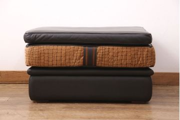 中古　GUCCI(グッチ)　Formitalia(フォルミタリア)　希少品!エレガントな雰囲気を醸し出す本革製のオットマン(1人掛けソファ、椅子、スツール)(定価約44万円)(R-051367)