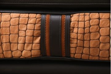 中古　GUCCI(グッチ)　Formitalia(フォルミタリア)　希少品!エレガントな雰囲気を醸し出す本革製のオットマン(1人掛けソファ、椅子、スツール)(定価約44万円)(R-051367)