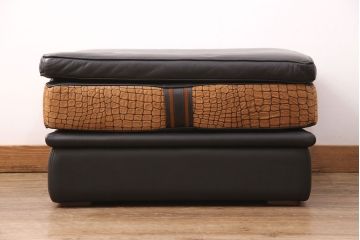 中古　GUCCI(グッチ)　Formitalia(フォルミタリア)　希少品!エレガントな雰囲気を醸し出す本革製のオットマン(1人掛けソファ、椅子、スツール)(定価約44万円)(R-051367)