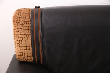 中古 GUCCI(グッチ) Formitalia(フォルミタリア) 希少品!エレガントな雰囲気を醸し出す本革ソファ(二人掛け、アームソファ)(定価約240万円)(R-051368)