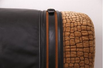 中古 GUCCI(グッチ) Formitalia(フォルミタリア) 希少品!エレガントな雰囲気を醸し出す本革ソファ(二人掛け、アームソファ)(定価約240万円)(R-051368)