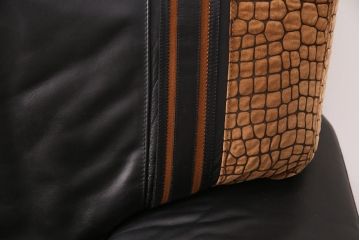 中古 GUCCI(グッチ) Formitalia(フォルミタリア) 希少品!エレガントな雰囲気を醸し出す本革ソファ(二人掛け、アームソファ)(定価約240万円)(R-051368)