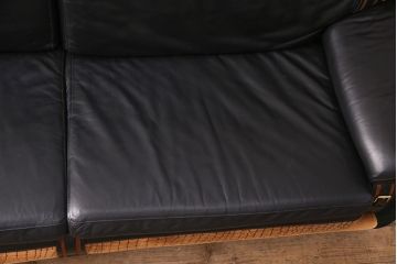 中古 GUCCI(グッチ) Formitalia(フォルミタリア) 希少品!エレガントな雰囲気を醸し出す本革ソファ(二人掛け、アームソファ)(定価約240万円)(R-051368)