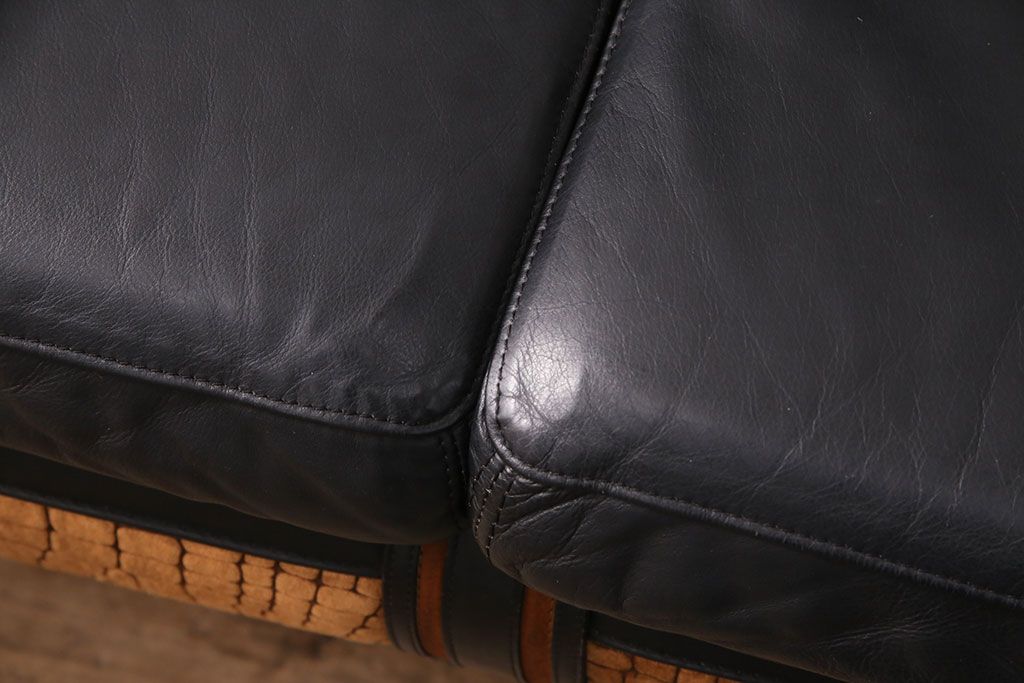 中古 GUCCI(グッチ) Formitalia(フォルミタリア) 希少品!エレガントな雰囲気を醸し出す本革ソファ(二人掛け、アームソファ)(定価約240万円)(R-051368)