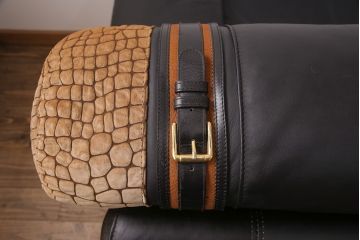 中古 GUCCI(グッチ) Formitalia(フォルミタリア) 希少品!エレガントな雰囲気を醸し出す本革ソファ(二人掛け、アームソファ)(定価約240万円)(R-051368)