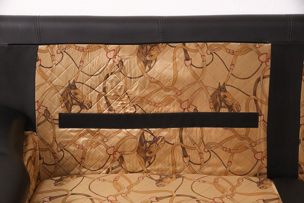 中古 GUCCI(グッチ) Formitalia(フォルミタリア) 希少品!エレガントな雰囲気を醸し出す本革ソファ(二人掛け、アームソファ)(定価約240万円)(R-051368)