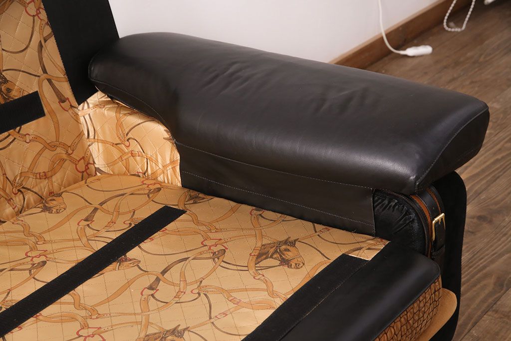 中古 GUCCI(グッチ) Formitalia(フォルミタリア) 希少品!エレガントな雰囲気を醸し出す本革ソファ(二人掛け、アームソファ)(定価約240万円)(R-051368)