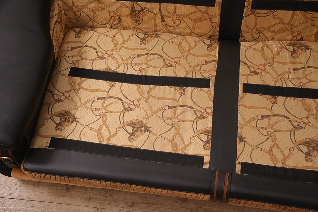 中古 GUCCI(グッチ) Formitalia(フォルミタリア) 希少品!エレガントな雰囲気を醸し出す本革ソファ(二人掛け、アームソファ)(定価約240万円)(R-051368)