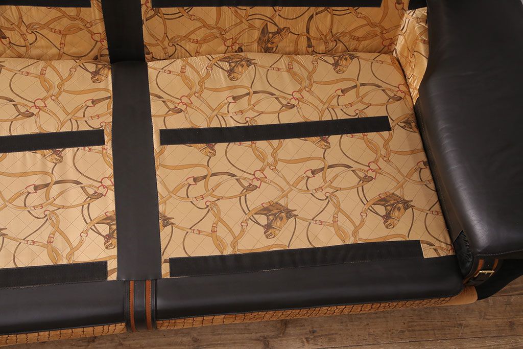 中古 GUCCI(グッチ) Formitalia(フォルミタリア) 希少品!エレガントな雰囲気を醸し出す本革ソファ(二人掛け、アームソファ)(定価約240万円)(R-051368)