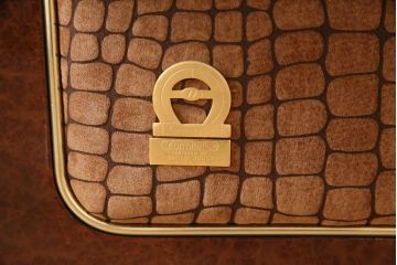 中古　GUCCI(グッチ)　Formitalia(フォルミタリア)　希少品!エレガントな雰囲気を醸し出す本革ソファ(二人掛け、アームソファ)(定価約240万円)(R-051368)