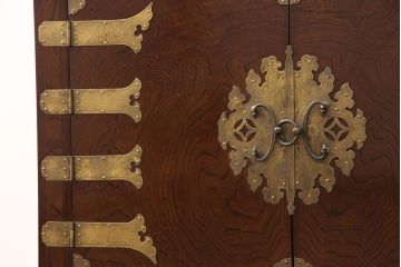 中古　民芸家具　李朝デザイン　アジアンな雰囲気作りに活躍する収納棚(定価約14万円)(書棚、サイドボード、キャビネット)(R-051372)