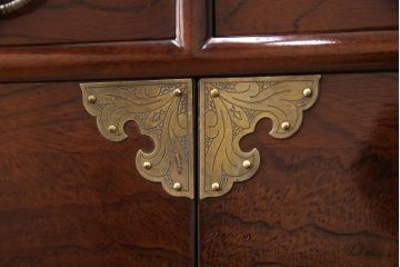 中古　民芸家具　李朝デザイン　アジアンな雰囲気作りに活躍する収納棚(定価約14万円)(書棚、サイドボード、キャビネット)(R-051372)