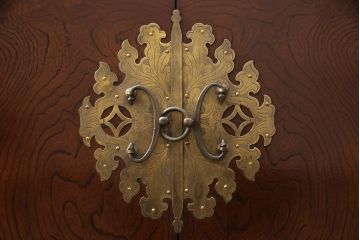 中古　民芸家具　李朝デザイン　アジアンな雰囲気作りに活躍する収納棚(定価約14万円)(書棚、サイドボード、キャビネット)(R-051372)