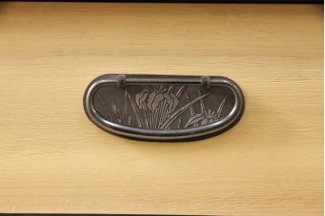 中古　国産　民芸家具　漆塗り風　衣装盆付き!山水図が美しい、しっとりとした佇まいの桐箪笥(定価約70万円)(重ね箪笥、着物箪笥、和タンス)(R-051373)