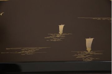 中古　国産　民芸家具　漆塗り風　衣装盆付き!山水図が美しい、しっとりとした佇まいの桐箪笥(定価約70万円)(重ね箪笥、着物箪笥、和タンス)(R-051373)