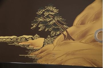 中古　国産　民芸家具　漆塗り風　衣装盆付き!山水図が美しい、しっとりとした佇まいの桐箪笥(定価約70万円)(重ね箪笥、着物箪笥、和タンス)(R-051373)