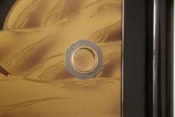 中古　国産　民芸家具　漆塗り風　衣装盆付き!山水図が美しい、しっとりとした佇まいの桐箪笥(定価約70万円)(重ね箪笥、着物箪笥、和タンス)(R-051373)
