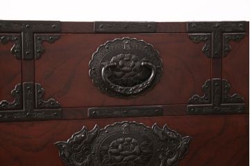 中古　極美品　民芸家具　熊野洞　木地呂塗り　立派な金具と欅の杢目が荘厳な雰囲気を醸し出す仙台箪笥(整理箪笥、衣装箪笥、重ね箪笥)(定価約130万円)(R-051374)