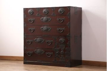 中古　極美品　民芸家具　熊野洞　木地呂塗り　立派な金具と欅の杢目が荘厳な雰囲気を醸し出す仙台箪笥(整理箪笥、衣装箪笥、重ね箪笥)(定価約130万円)(R-051374)