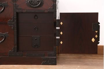 中古　極美品　民芸家具　熊野洞　木地呂塗り　立派な金具と欅の杢目が荘厳な雰囲気を醸し出す仙台箪笥(整理箪笥、衣装箪笥、重ね箪笥)(定価約130万円)(R-051374)