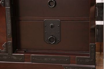 中古　極美品　民芸家具　熊野洞　木地呂塗り　立派な金具と欅の杢目が荘厳な雰囲気を醸し出す仙台箪笥(整理箪笥、衣装箪笥、重ね箪笥)(定価約130万円)(R-051374)