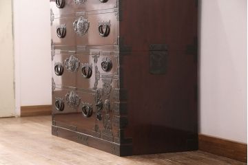 中古　極美品　民芸家具　熊野洞　木地呂塗り　立派な金具と欅の杢目が荘厳な雰囲気を醸し出す仙台箪笥(整理箪笥、衣装箪笥、重ね箪笥)(定価約130万円)(R-051374)
