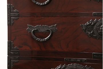 中古　極美品　民芸家具　熊野洞　木地呂塗り　立派な金具と欅の杢目が荘厳な雰囲気を醸し出す仙台箪笥(整理箪笥、衣装箪笥、重ね箪笥)(定価約130万円)(R-051374)