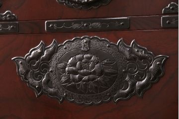 中古　極美品　民芸家具　熊野洞　木地呂塗り　立派な金具と欅の杢目が荘厳な雰囲気を醸し出す仙台箪笥(整理箪笥、衣装箪笥、重ね箪笥)(定価約130万円)(R-051374)