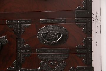 中古　極美品　民芸家具　熊野洞　木地呂塗り　立派な金具と欅の杢目が荘厳な雰囲気を醸し出す仙台箪笥(整理箪笥、衣装箪笥、重ね箪笥)(定価約130万円)(R-051374)