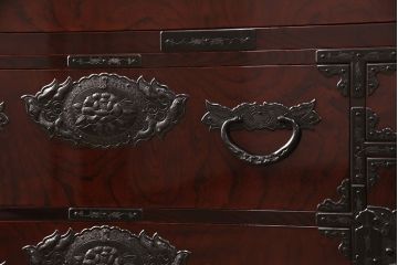 中古　極美品　民芸家具　熊野洞　木地呂塗り　立派な金具と欅の杢目が荘厳な雰囲気を醸し出す仙台箪笥(整理箪笥、衣装箪笥、重ね箪笥)(定価約130万円)(R-051374)