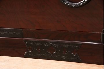 中古　極美品　民芸家具　熊野洞　木地呂塗り　立派な金具と欅の杢目が荘厳な雰囲気を醸し出す仙台箪笥(整理箪笥、衣装箪笥、重ね箪笥)(定価約130万円)(R-051374)