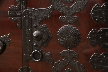 中古　極美品　民芸家具　熊野洞　木地呂塗り　立派な金具と欅の杢目が荘厳な雰囲気を醸し出す仙台箪笥(整理箪笥、衣装箪笥、重ね箪笥)(定価約130万円)(R-051374)
