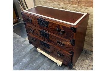 中古　岩谷堂箪笥　力強い杢目と大振りの牡丹金具が貫禄ある重ね箪笥(衣装箪笥、引き出し、和タンス、チェスト)(R-051375)